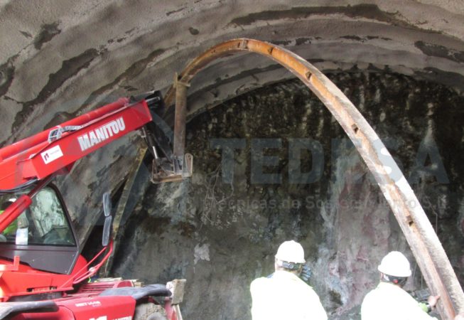 Installation of arches in tunnels