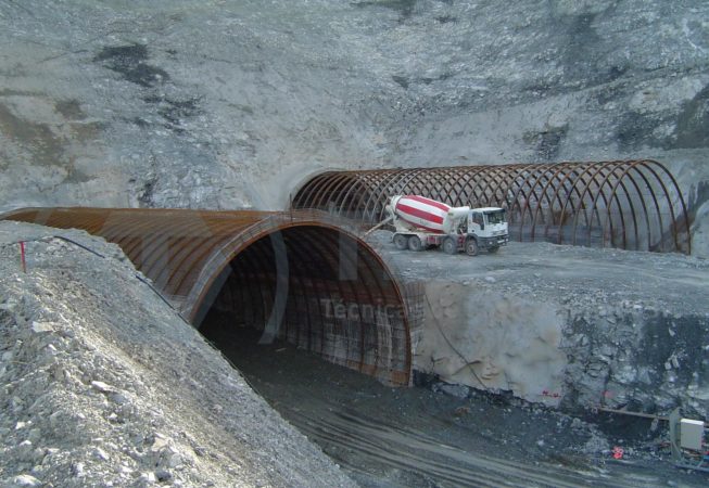 Falso túnel con cerchas HEB